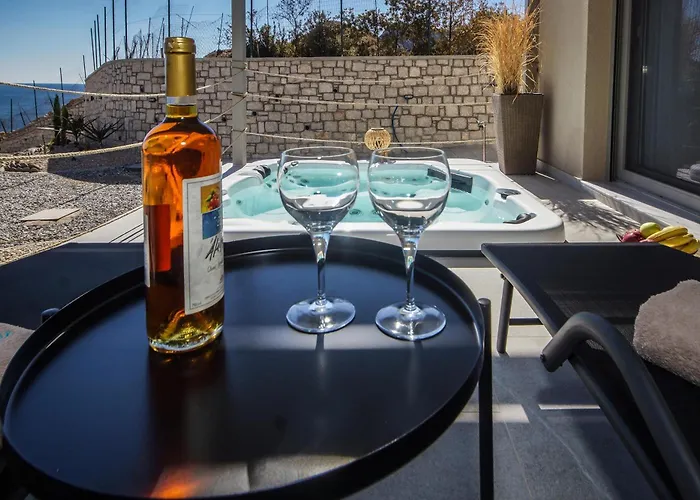 Aquamarine Luxury - Stegna - Beachfront, Jacuzzi , Smart Home, Great View 아파트 *