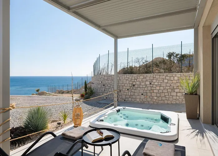 Aquamarine Luxury - Stegna - Beachfront, Jacuzzi , Smart Home, Great View شقة *